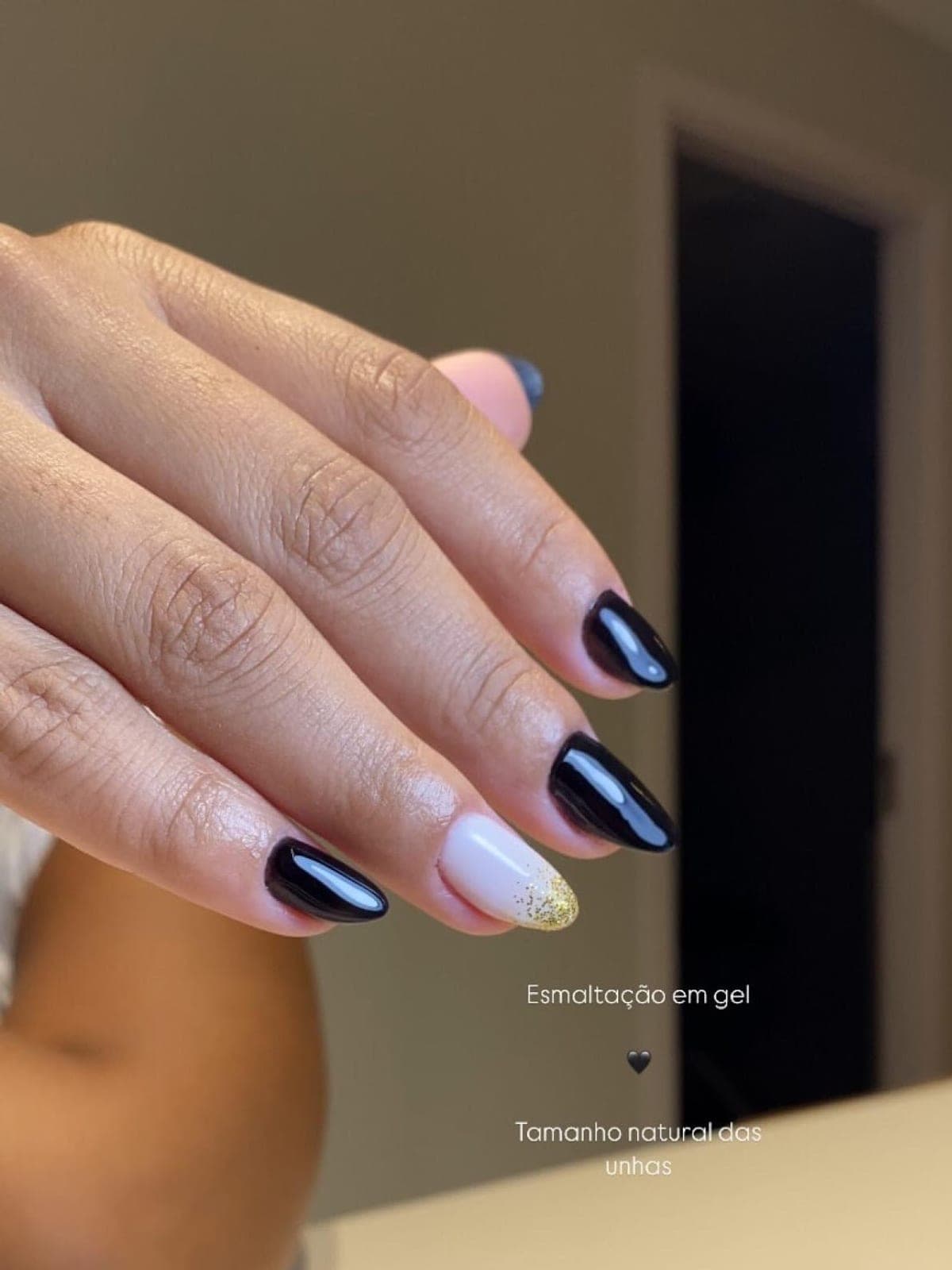 Esmaltação em gel preto e branco
